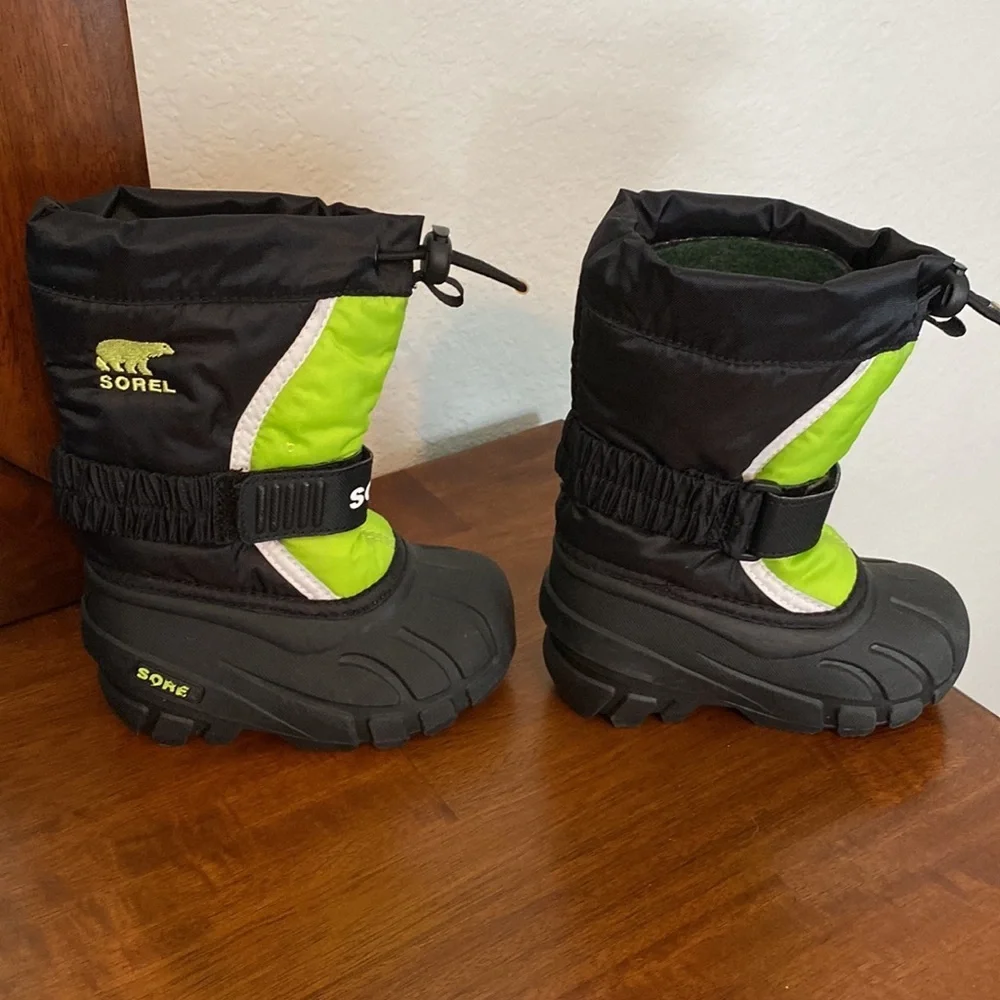 Sorel Kids toddler snow boots green and black size 6